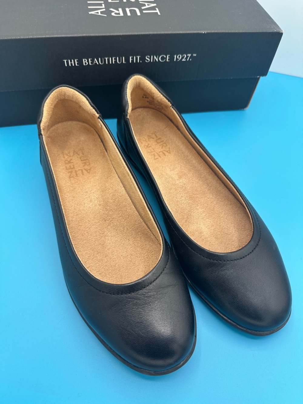 Naturalizer Flexy black leather flat. Womens size 6.5 New In Box (floor sample)